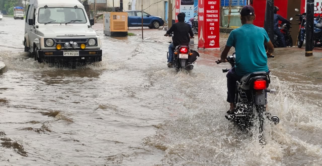 कस्बा खीरी की सड़कों पर दुकानों के आगे जलभराव। संवाद कस्बा खीरी की सड़कों पर दुकानों के आगे जलभराव। संवाद