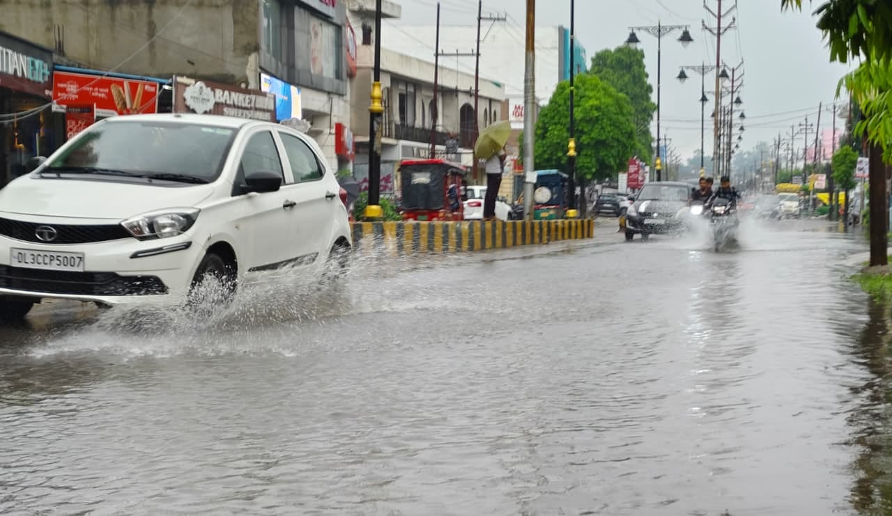 कस्बा खीरी की सड़कों पर दुकानों के आगे जलभराव। संवाद कस्बा खीरी की सड़कों पर दुकानों के आगे जलभराव। संवाद