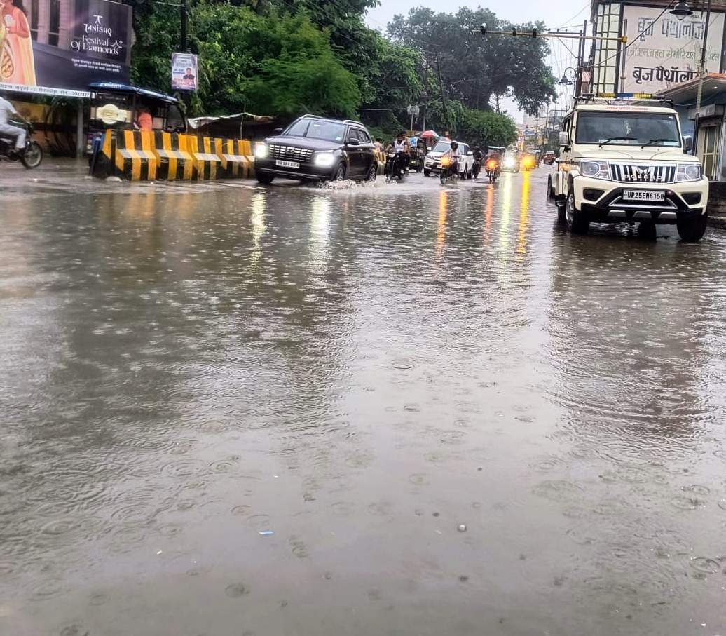 लाल इमली चौराहे के पास गली में भरा पानी। संवाद लाल इमली चौराहे के पास गली में भरा पानी। संवाद