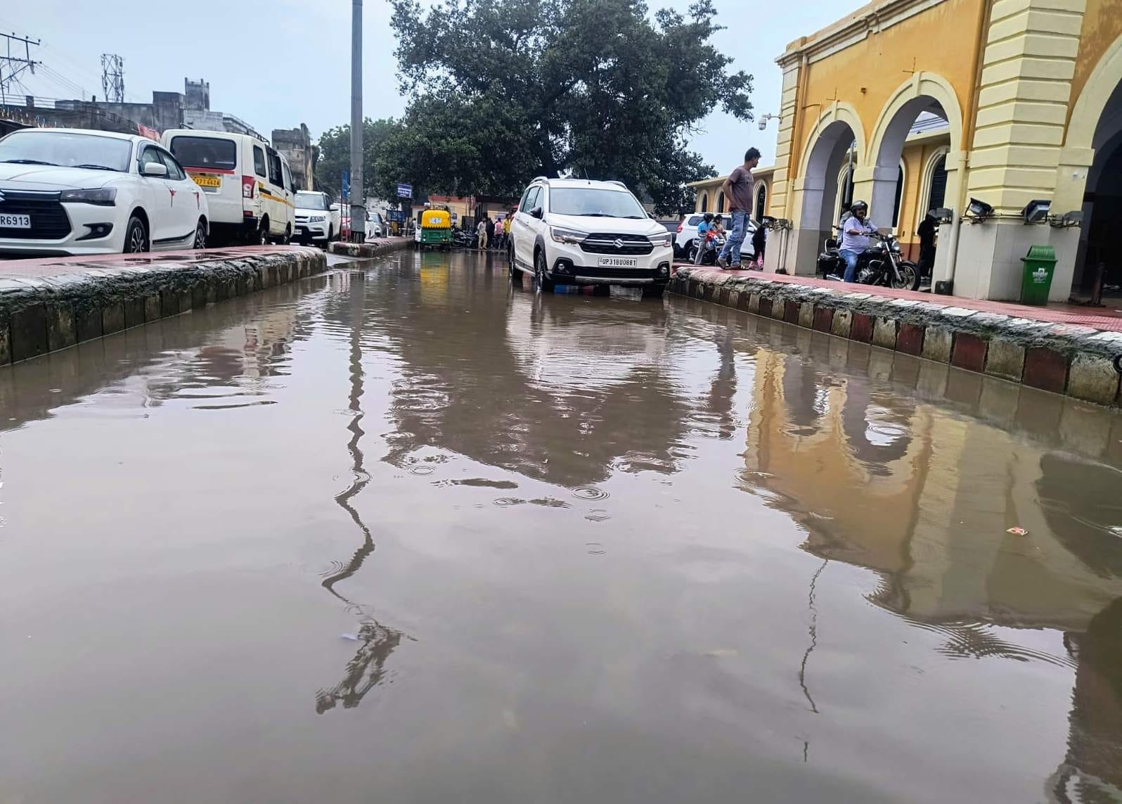 लाल इमली चौराहे के पास गली में भरा पानी। संवाद लाल इमली चौराहे के पास गली में भरा पानी। संवाद