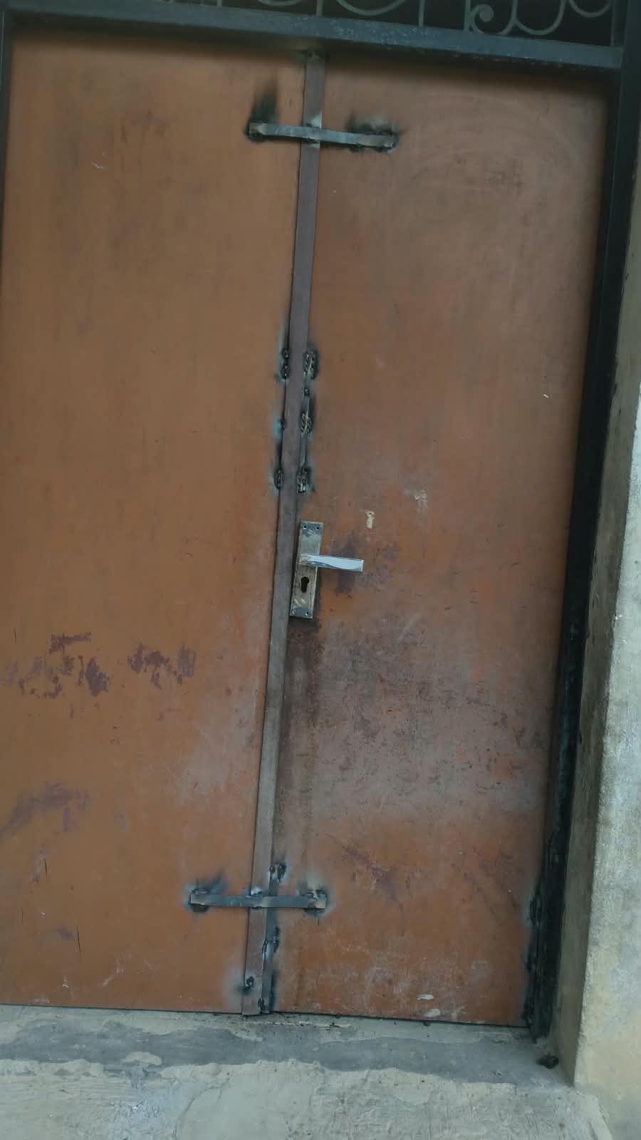 लालगोपालगंज में दरवाजे के बाहर बैठी विवाहिता लालगोपालगंज में दरवाजे के बाहर बैठी विवाहिता
