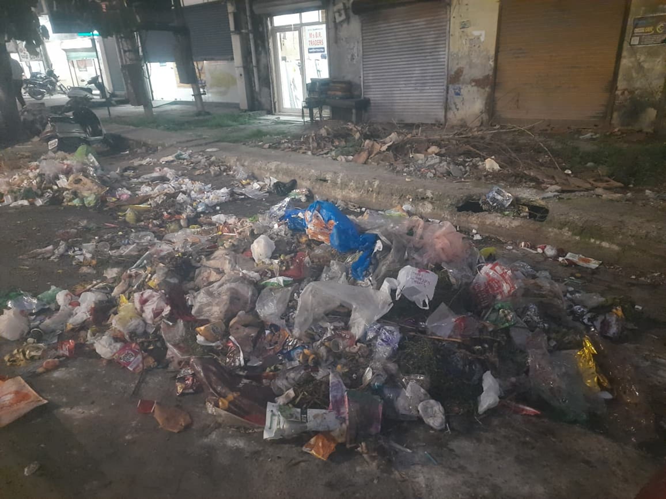 मुंडा माजरा रोड पर लगा कचरे का ढेर। संवाद मुंडा माजरा रोड पर लगा कचरे का ढेर। संवाद