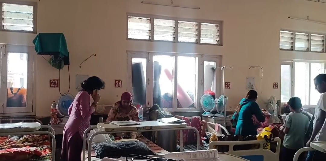 मेडिकल कॉलेज के गायनी वार्ड में मरीजों ने लगाए टेबल पंखें। स्रोत : जागरूक पाठक