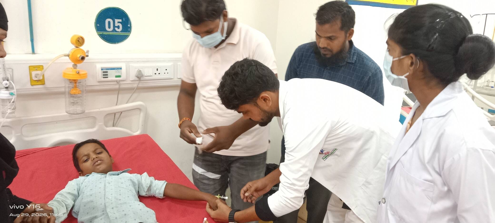 मेडिकल कॉलेज के पैथोलॉजी में जांच के लिए पंजीकरण पर्ची बनवाने के लिए काउंटर पर लगी भीड़।संवाद मेडिकल कॉलेज के पैथोलॉजी में जांच के लिए पंजीकरण पर्ची बनवाने के लिए काउंटर पर लगी भीड़।संवाद