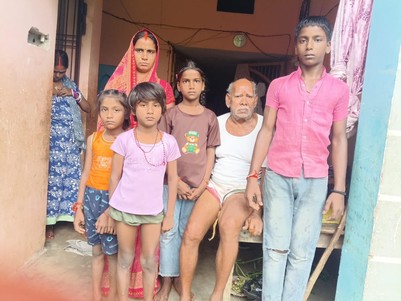 महुकही के मायूस होकर दरवाजे पर बैठे करन शर्मा के परिजन।संवाद महुकही के मायूस होकर दरवाजे पर बैठे करन शर्मा के परिजन।संवाद