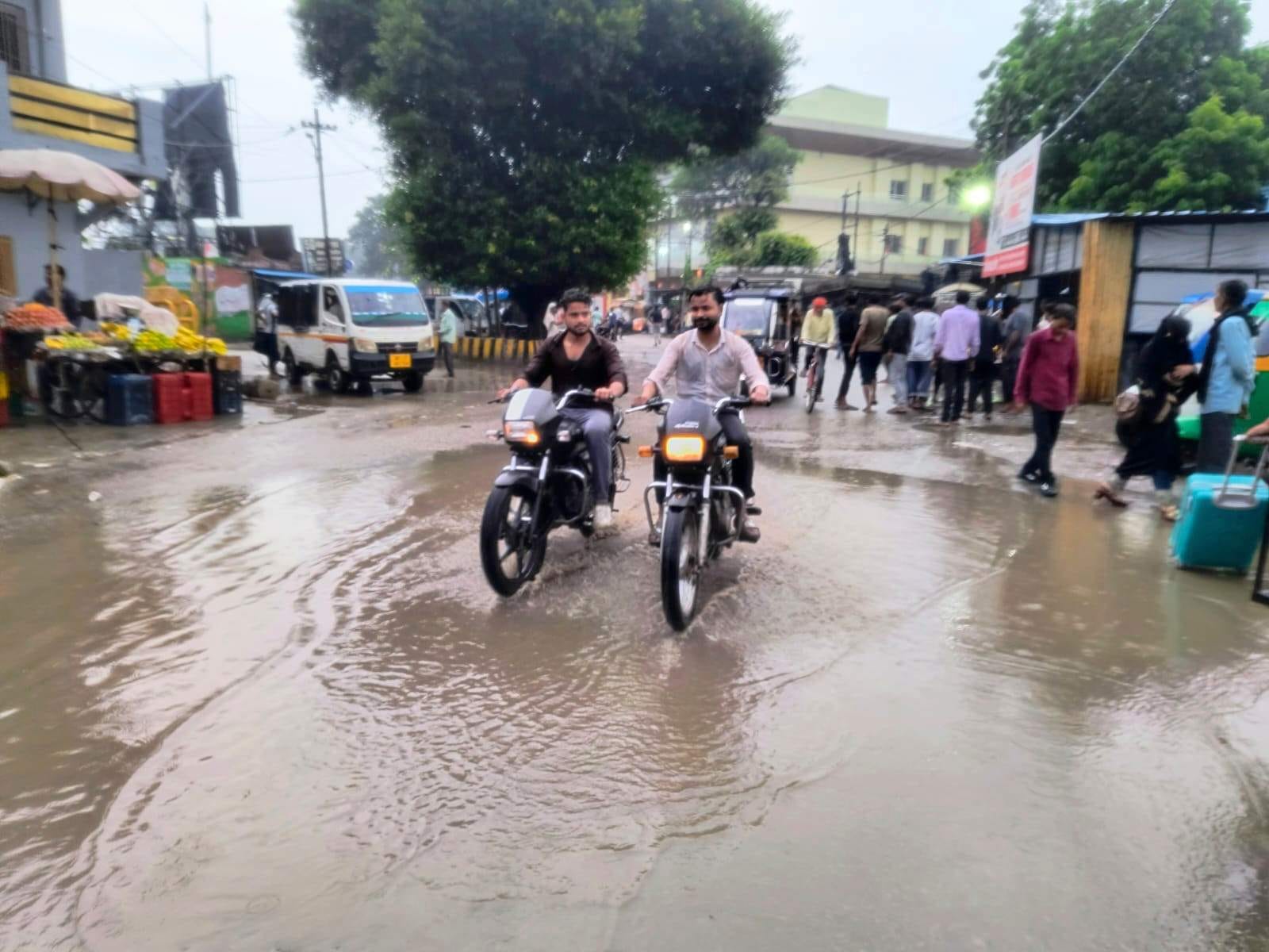 महिला थाने के पास खोदाई के चलते बारिश होने पर कीचड़ से गुजरते लोग। संवाद महिला थाने के पास खोदाई के चलते बारिश होने पर कीचड़ से गुजरते लोग। संवाद