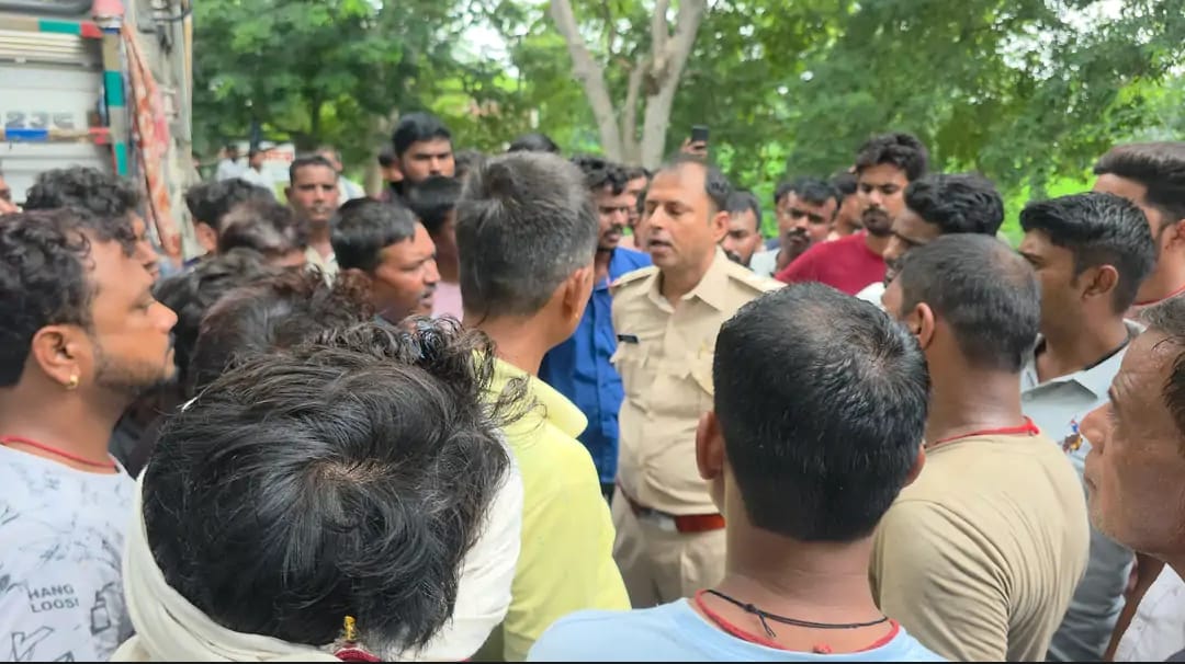 मौके पर मौजूद पुलिस व सड़क जाम किये आक्रोशित मौके पर मौजूद पुलिस व सड़क जाम किये आक्रोशित