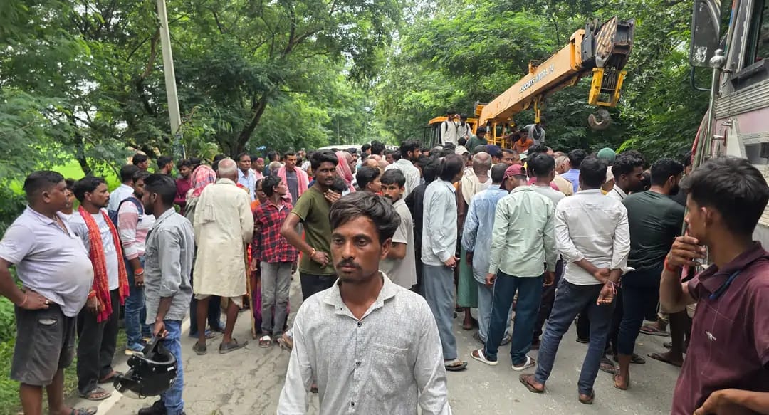 मौके पर मौजूद पुलिस व सड़क जाम किये आक्रोशित मौके पर मौजूद पुलिस व सड़क जाम किये आक्रोशित