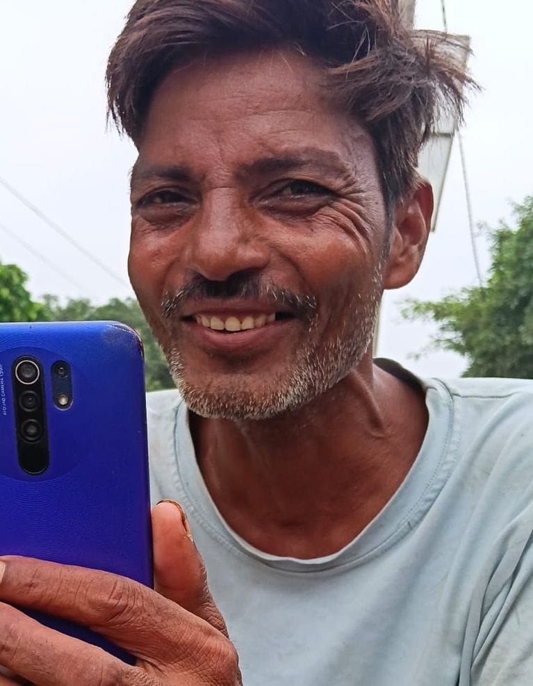 मुकेश की मौत के बाद विलाप करते परिजन। संवाद