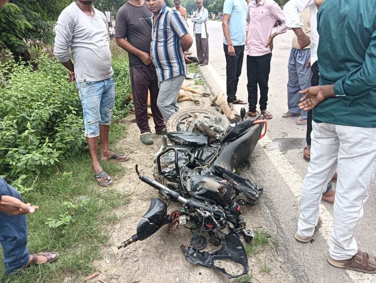 मुकेश पांडेय की फाइल फोटो, सीएचसी में बिलखते परिजन व क्षतिग्रस्त बाइक। संवाद मुकेश पांडेय की फाइल फोटो, सीएचसी में बिलखते परिजन व क्षतिग्रस्त बाइक। संवाद