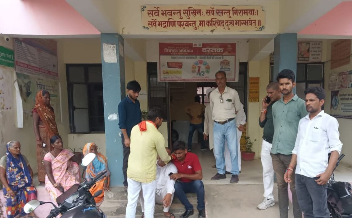 मुकेश पांडेय की फाइल फोटो, सीएचसी में बिलखते परिजन व क्षतिग्रस्त बाइक। संवाद मुकेश पांडेय की फाइल फोटो, सीएचसी में बिलखते परिजन व क्षतिग्रस्त बाइक। संवाद