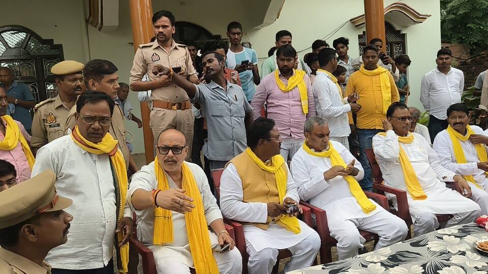 मरदह स्थित एक विद्यालय में व्यापारियों की समस्या सुनते हुए प्रदेश के पंचायती राजमंत्री ओमप्रकाश मरदह स्थित एक विद्यालय में व्यापारियों की समस्या सुनते हुए प्रदेश के पंचायती राजमंत्री ओमप्रकाश