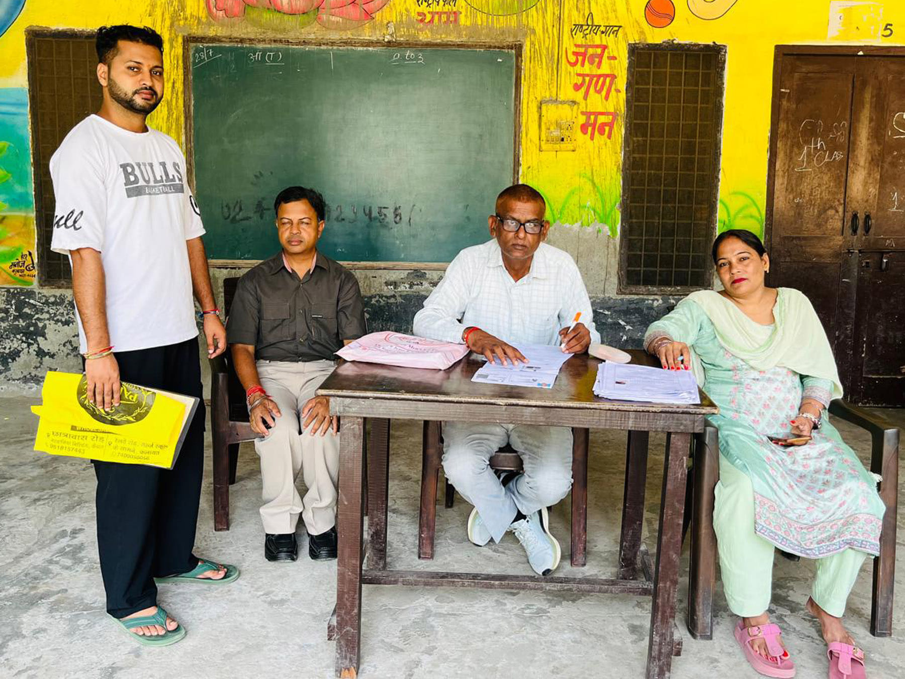 मतदान केंद्र पर दावे व आपत्तियां लेते बीएलओ। संवाद मतदान केंद्र पर दावे व आपत्तियां लेते बीएलओ। संवाद