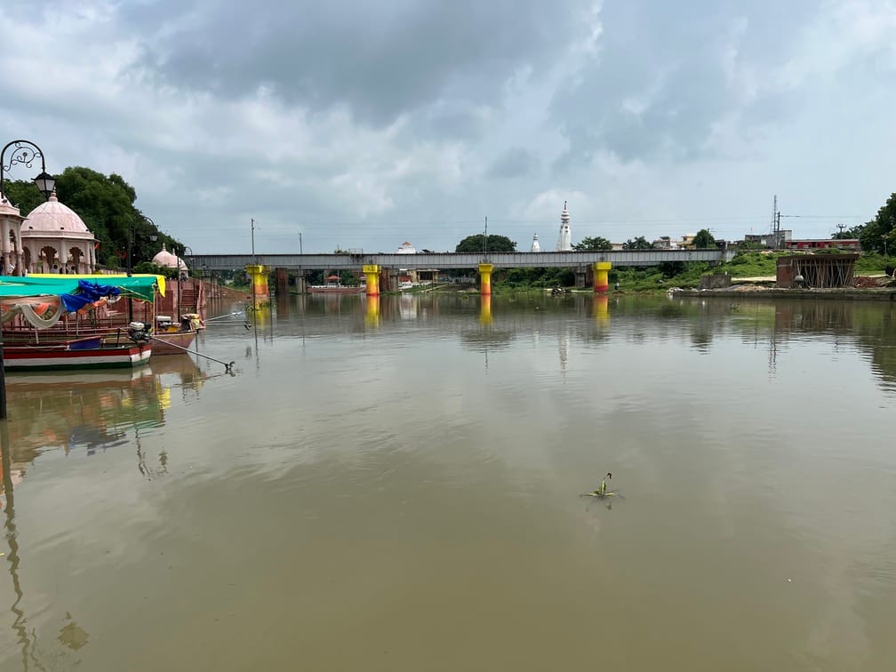 नगर में तमसा नदी का जलस्तर बढ़ने पर मऊ महादेव घाट पर बंद हुआ मोटरबोट का संचालन। संवाद नगर में तमसा नदी का जलस्तर बढ़ने पर मऊ महादेव घाट पर बंद हुआ मोटरबोट का संचालन। संवाद