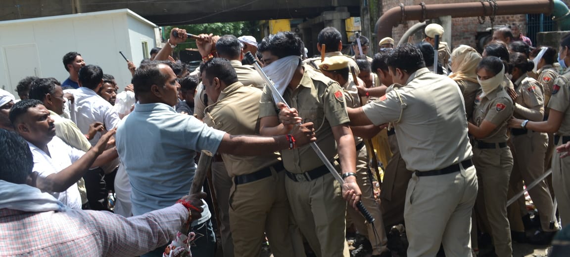 नगर पालिका कर्मचारी संघ के कर्मचारियों और पुलिस के बीच तनातनी हो गई। विरोध के दौरान पुलिस पर कच नगर पालिका कर्मचारी संघ के कर्मचारियों और पुलिस के बीच तनातनी हो गई। विरोध के दौरान पुलिस पर कच