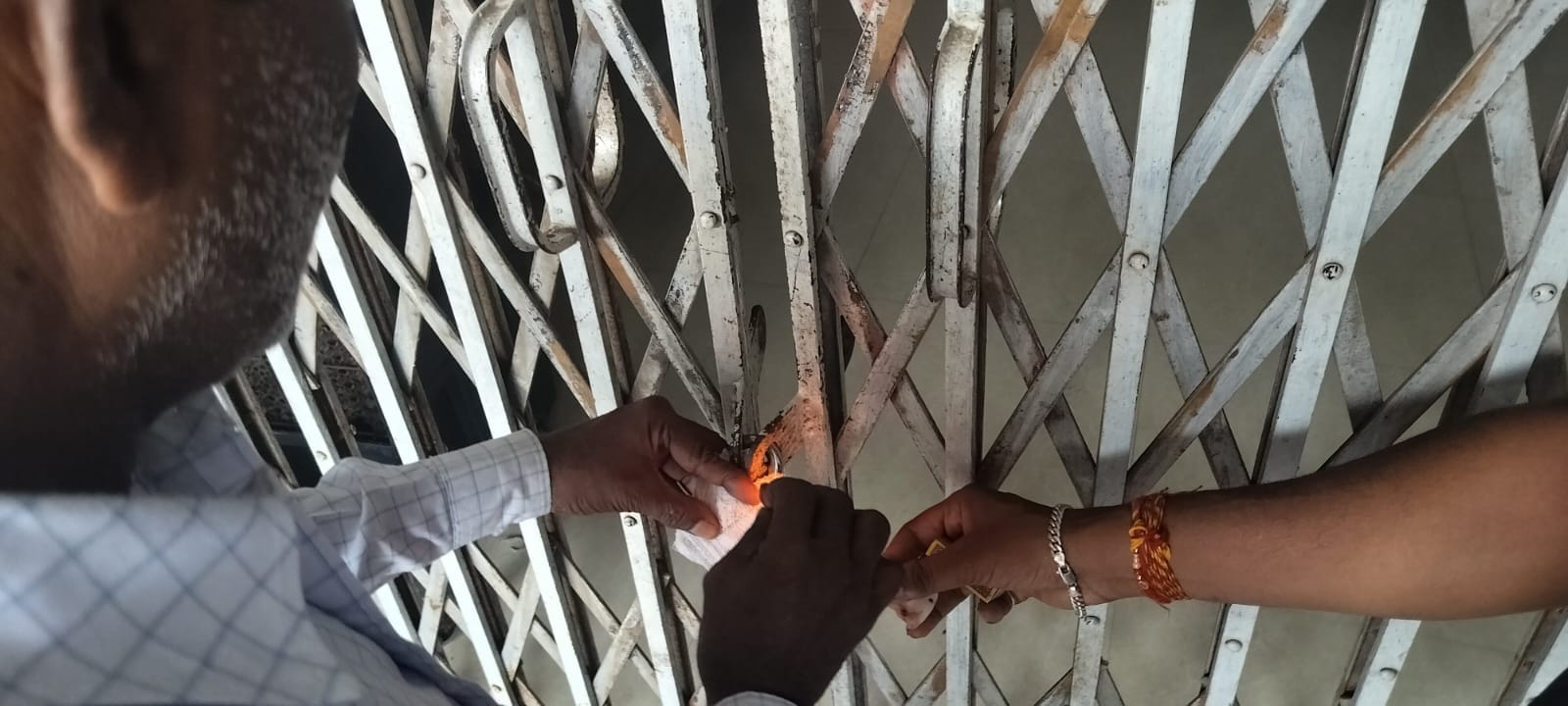 निजी क्लीनिक को सील करने की कार्यवाही करती स्वास्थ्य विभाग की टीम निजी क्लीनिक को सील करने की कार्यवाही करती स्वास्थ्य विभाग की टीम