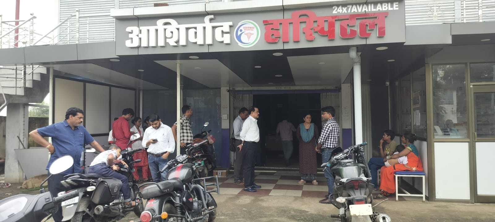 निजी क्लीनिक को सील करने की कार्यवाही करती स्वास्थ्य विभाग की टीम निजी क्लीनिक को सील करने की कार्यवाही करती स्वास्थ्य विभाग की टीम