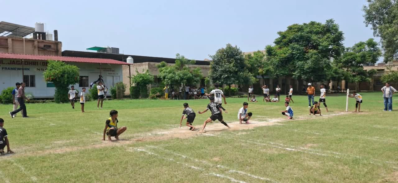 प्रतियोगिता के दौरान खो-खो खेलते खिलाड़ी। संवाद प्रतियोगिता के दौरान खो-खो खेलते खिलाड़ी। संवाद