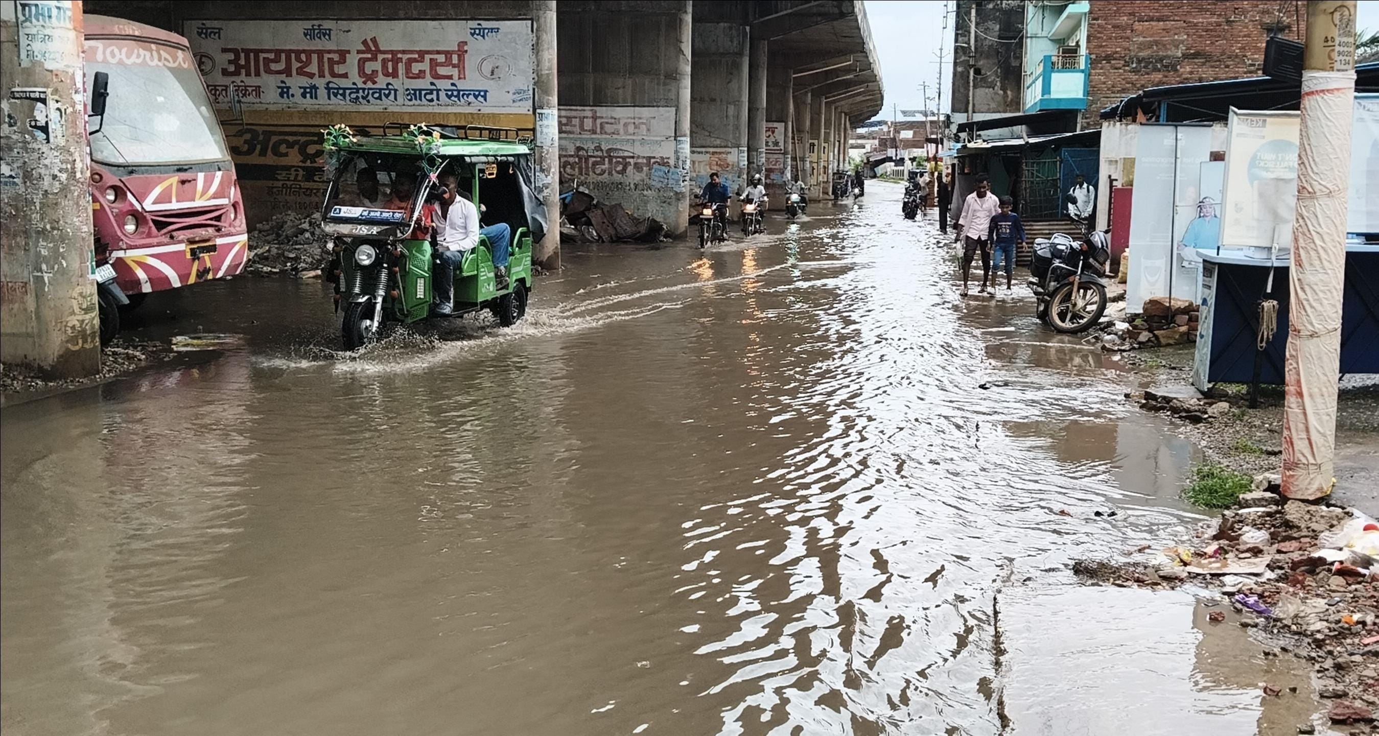 रॉबर्ट्सगंज धर्मशाला चौक पर बारिश के दौरान गिरा बैरकेटिंग को उठाते जवान। संवाद