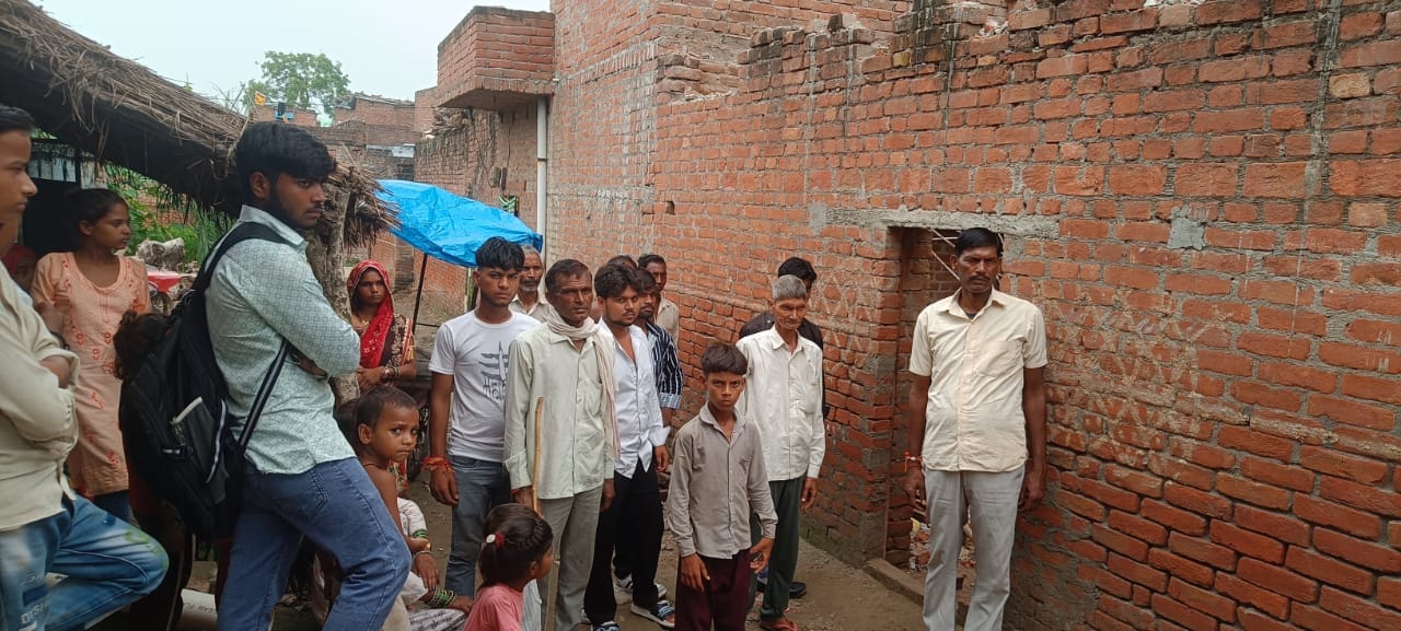 रोजा क्षेत्र के पिलखना गांव के घर में गिरा लिंटर व बिखरा मलबा। संवाद रोजा क्षेत्र के पिलखना गांव के घर में गिरा लिंटर व बिखरा मलबा। संवाद