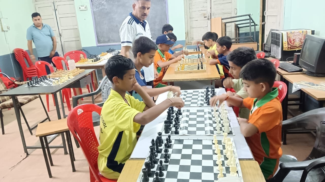 राजकीय वरिष्ठ माध्यमिक पाठशाला मरहाणा में चल रही खेलकूद प्रतियोगिता में वॉलीबाल में भाग लेते हु राजकीय वरिष्ठ माध्यमिक पाठशाला मरहाणा में चल रही खेलकूद प्रतियोगिता में वॉलीबाल में भाग लेते हु