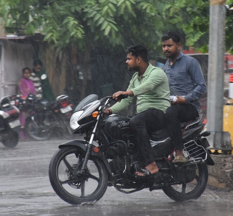 राजधानी में शनिवार को कई इलाकों में बारिश हुई। 