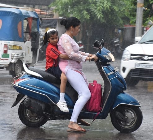 राजधानी में शनिवार को कई इलाकों में बारिश हुई। 