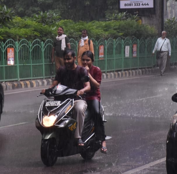 राजधानी में शनिवार को कई इलाकों में बारिश हुई। 