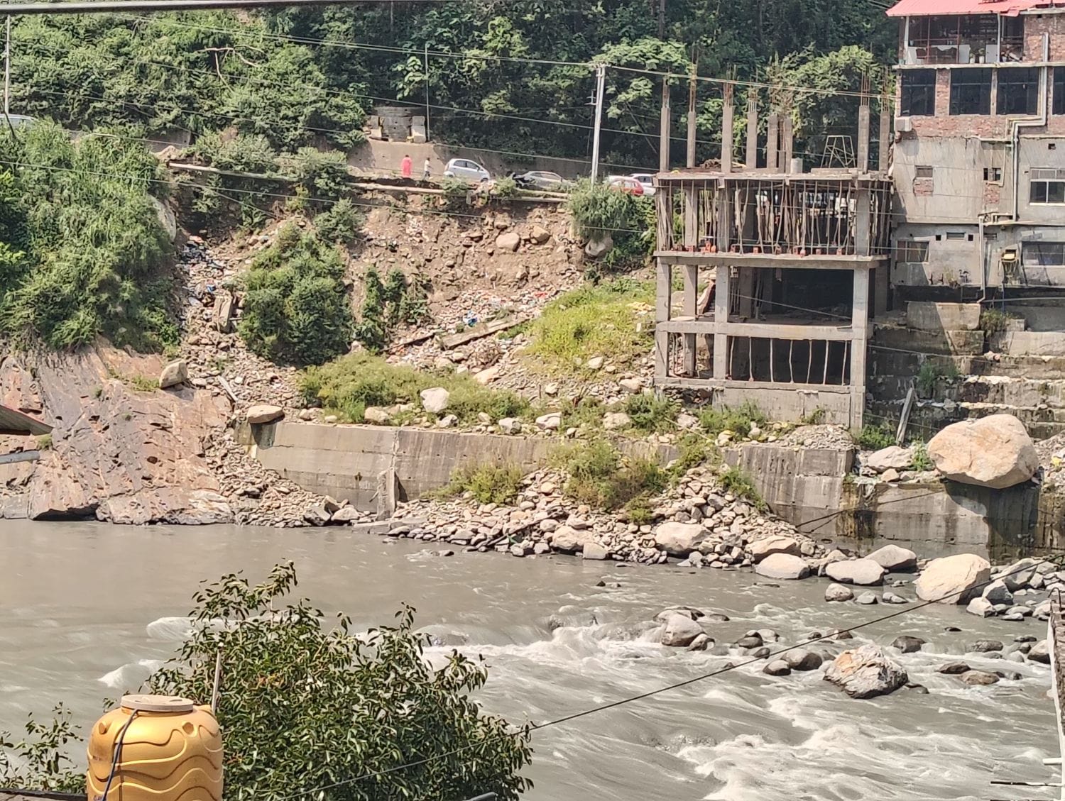 रावी नदी के मुहाने पर किया जा रहा निर्माण। संवाद। रावी नदी के मुहाने पर किया जा रहा निर्माण। संवाद।