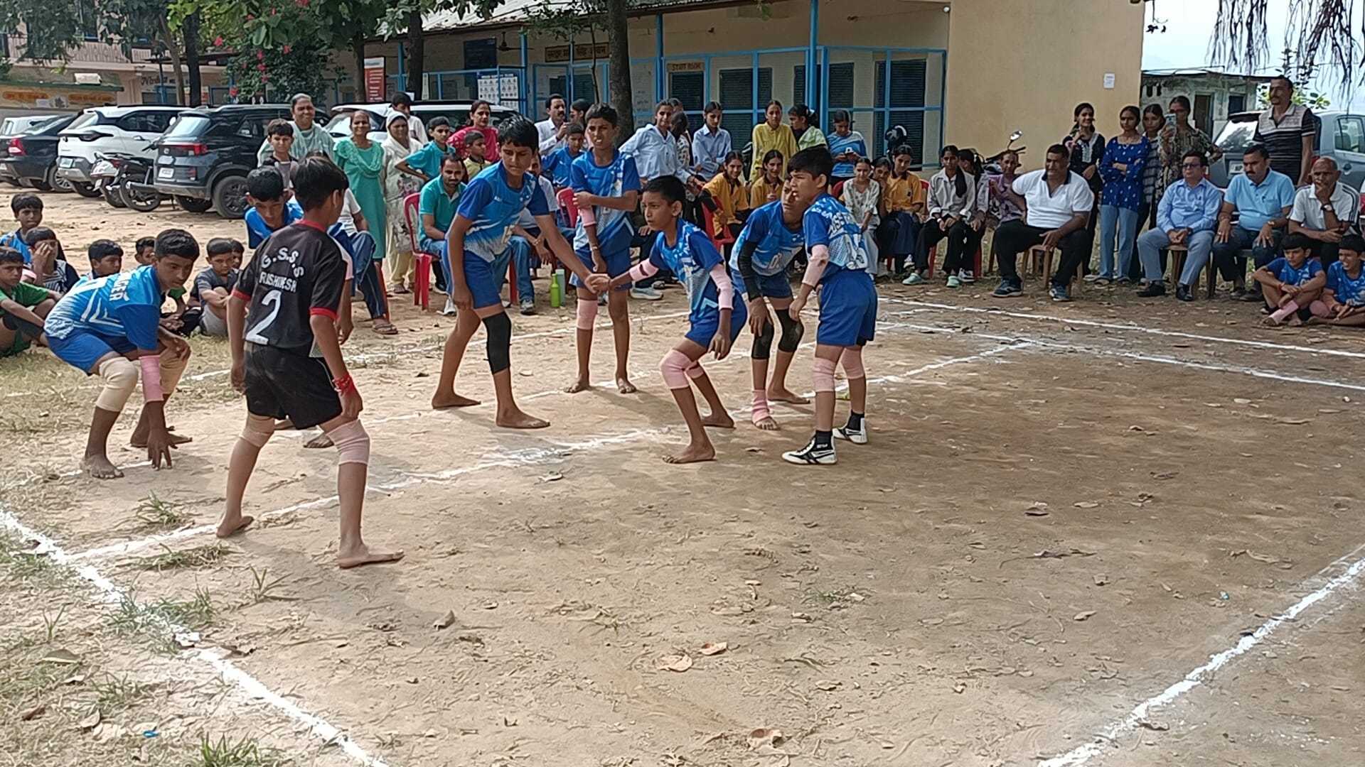 ऋषिकेश स्कूल में चल रही खेलकूद प्रतियोगिता में कबड्डी में दमखम दिखाते हुए खिलाड़ी।