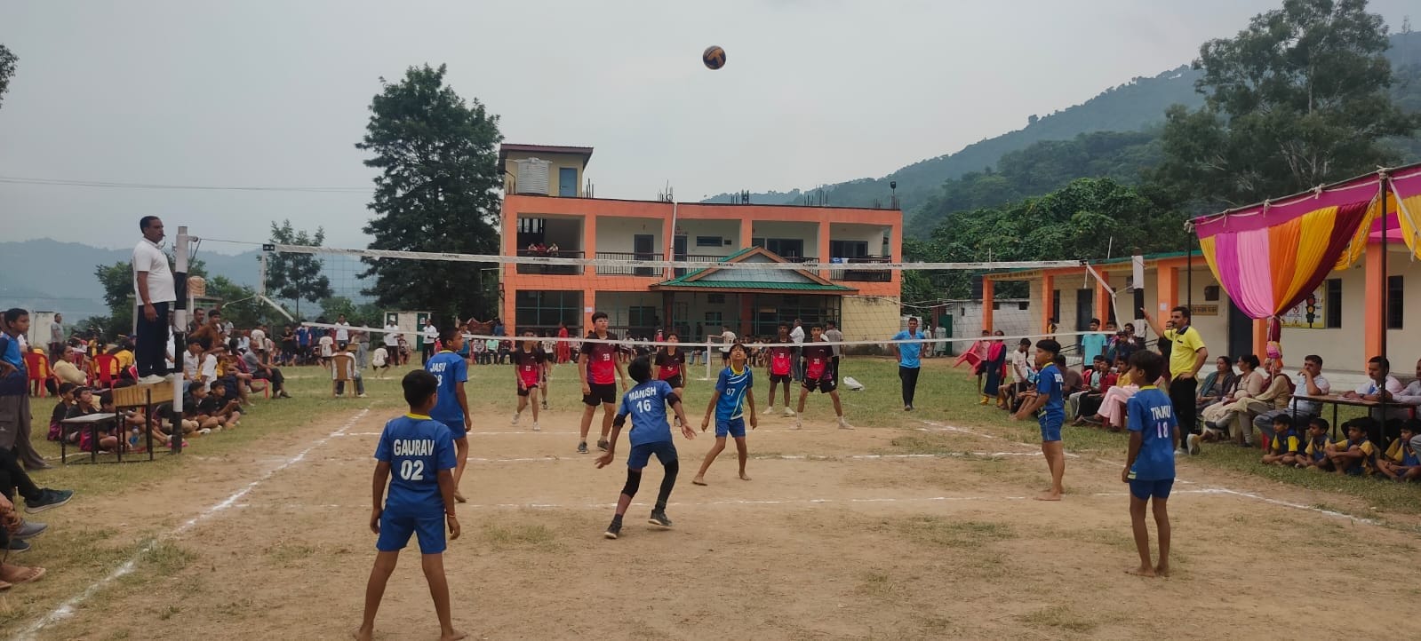 ऋषिकेश स्कूल में चल रही खेलकूद प्रतियोगिता में कबड्डी में दमखम दिखाते हुए खिलाड़ी।