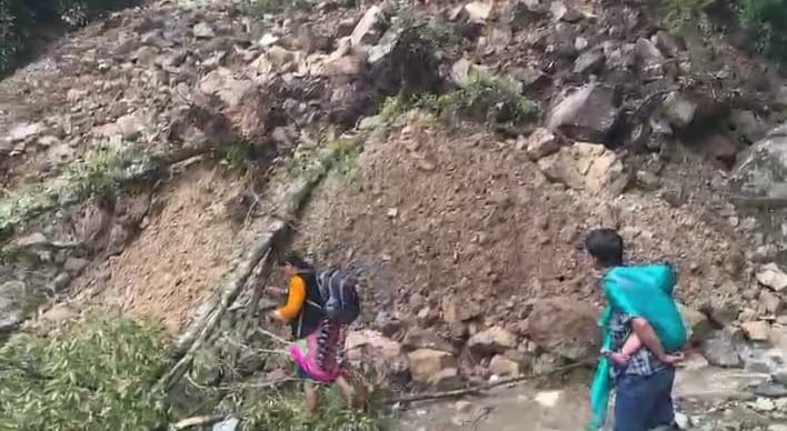 संगमचट्टी अगोड़ा मोटर मार्ग क्षतिग्रस्त होने से जानजोखिम में डालकर पैदल जाते असी गंगा घाटी के 