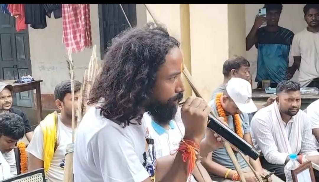 साहेबगंज में छात्रों को संबोधित करते देवेंद्रनाथ महतो