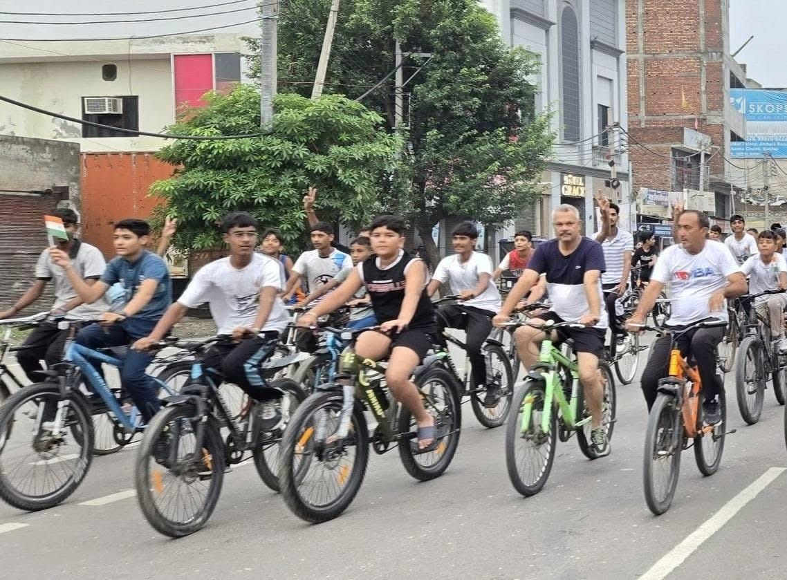 साइकिल रैली को हरी झंडी दिखाकर रवाने करते मुख्यातिथि व खेल विभाग के अधिकारी। विज्ञप्ति