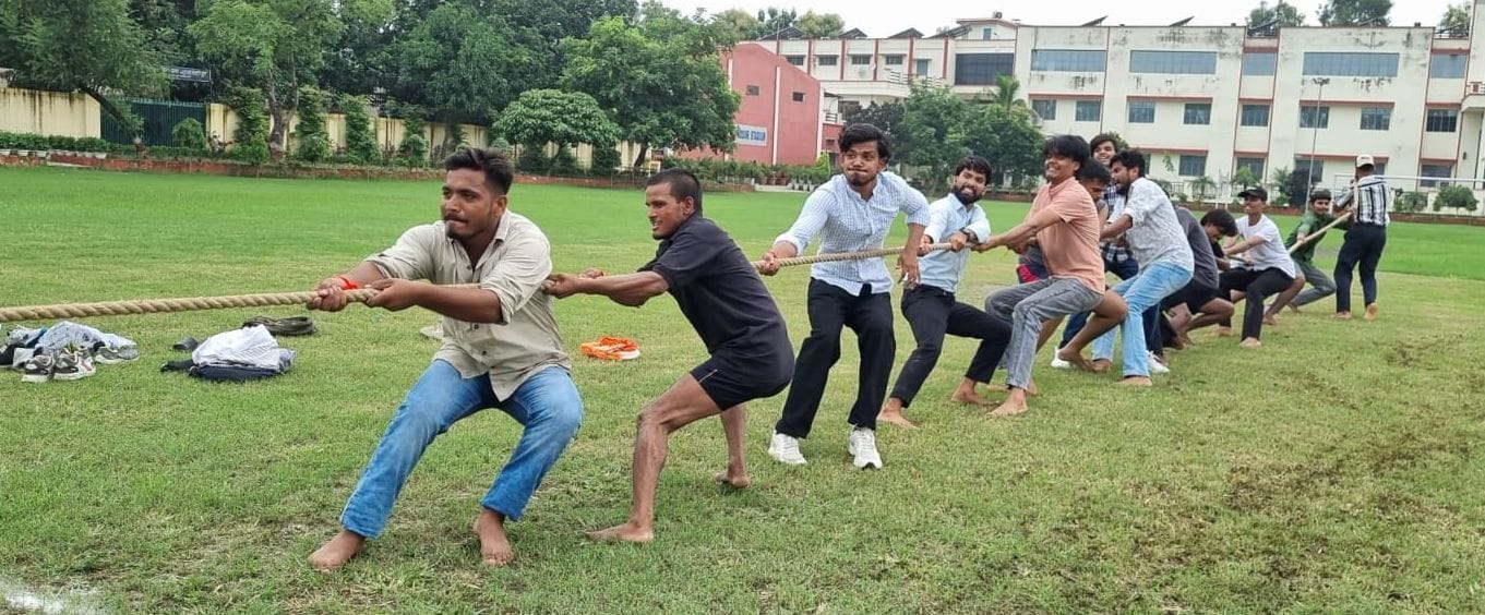 शाहजहांपुर में स्वामी शुकदेवानंद विश्वविद्यालय में खेल के विजेताओं को सम्मानित करते वरिष्ठ प्रो शाहजहांपुर में स्वामी शुकदेवानंद विश्वविद्यालय में खेल के विजेताओं को सम्मानित करते वरिष्ठ प्रो