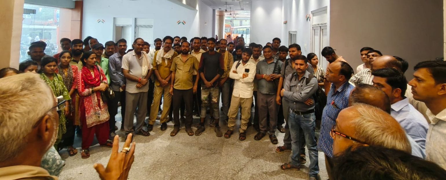 शाहजहांपुर में ट्रेन में सवार होते यात्री। संवाद शाहजहांपुर में ट्रेन में सवार होते यात्री। संवाद