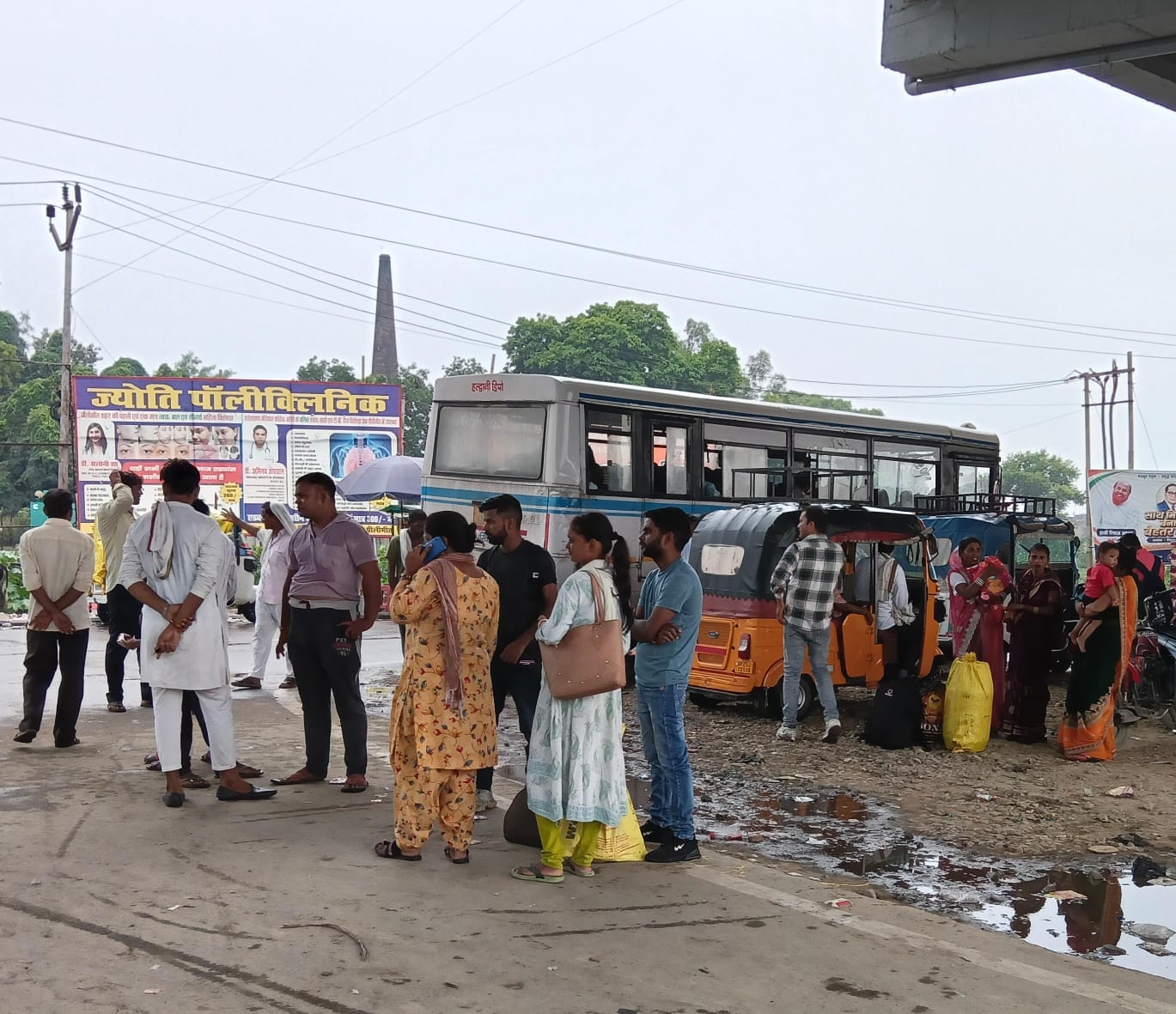शहर के नौगवां चौराहे पर बस के इंतजार में खड़े यात्री। संवाद शहर के नौगवां चौराहे पर बस के इंतजार में खड़े यात्री। संवाद