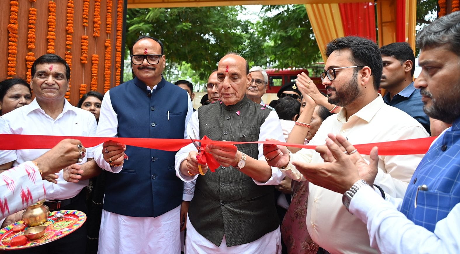 श्रीराम सीनियर सिटीजन होम का उद्घाटन करते राजनाथ सिंह।