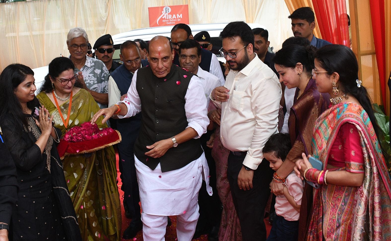 श्रीराम सीनियर सिटीजन होम का उद्घाटन करते राजनाथ सिंह।