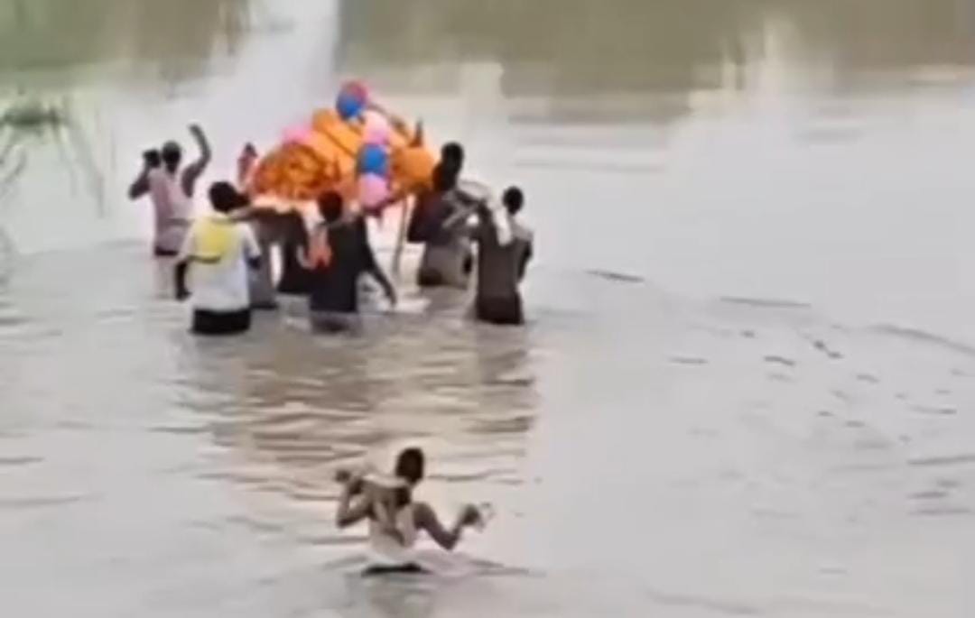 शव जलाने को लेकर 4फिट पानी में होकर जातेलोग