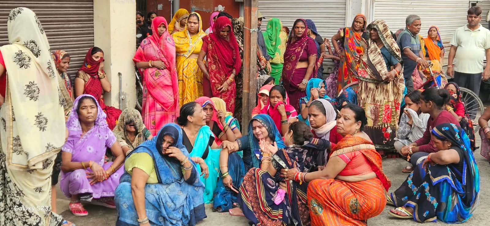तिलहर के मोहल्ला नई बस्ती में दिलीप के परिजनों और पुलिस से बात करतीं विधायक सलोना कुशवाहा। संवा