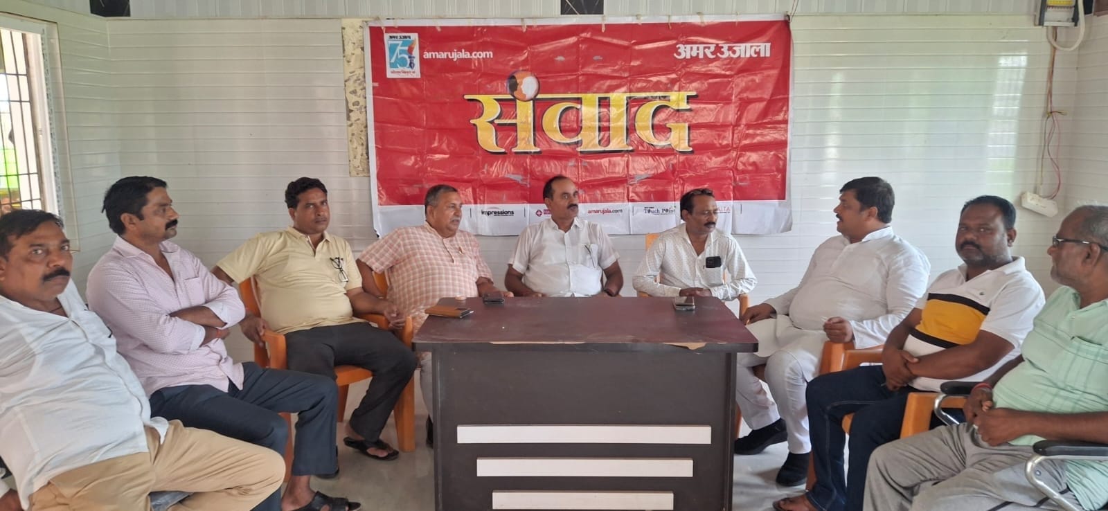 ठेकमा को नगर पंचायत बनाने की मांग को लेकर चर्चा करते व्यापारी। संवाद