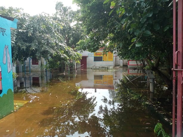 धामपुर में पुराना धामपुर का यह वह प्राथमिक विद्यालय है ,जिसमें इसी गांव के उच्चतर प्राथमिक विद् धामपुर में पुराना धामपुर का यह वह प्राथमिक विद्यालय है ,जिसमें इसी गांव के उच्चतर प्राथमिक विद्