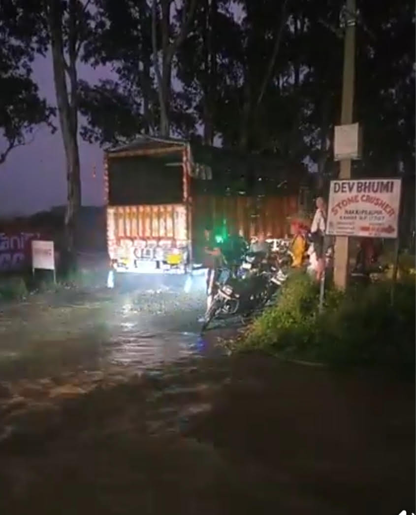 धर्मशाला में दोपहर बाद शुरू हुई बारिश के बीच सुरक्षित स्थान की ओर जाते हुए पर्यटक। अमर उजाला धर्मशाला में दोपहर बाद शुरू हुई बारिश के बीच सुरक्षित स्थान की ओर जाते हुए पर्यटक। अमर उजाला