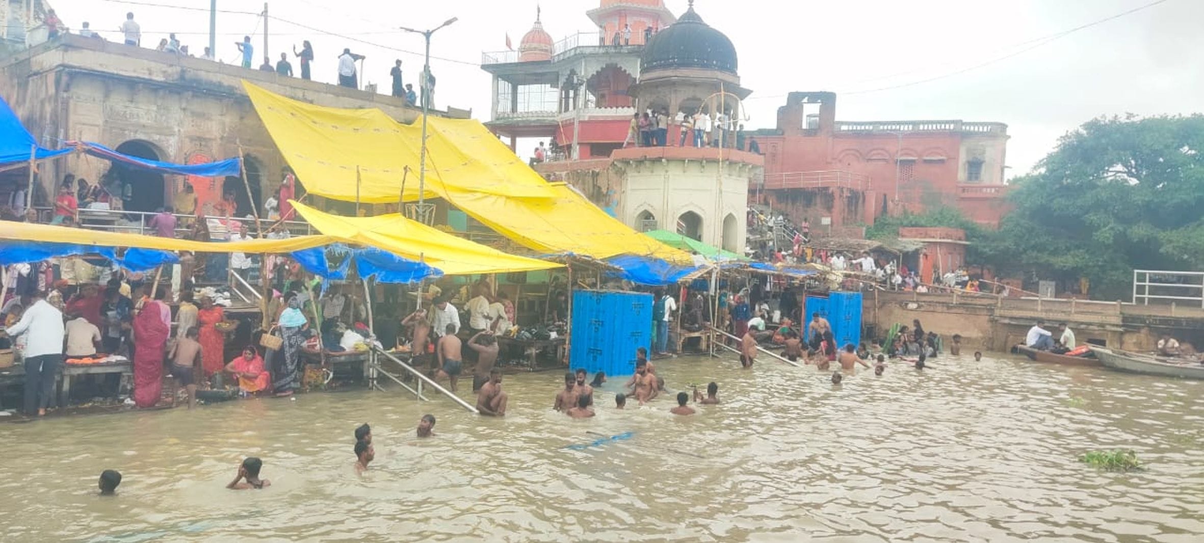 ऊंचाहार के गोकना घाट पर पूर्णिमा पर गंगा स्नान करते श्रद्धालु।ऊंचाहार के गोकना घाट पर पूर्णिमा ऊंचाहार के गोकना घाट पर पूर्णिमा पर गंगा स्नान करते श्रद्धालु।ऊंचाहार के गोकना घाट पर पूर्णिमा