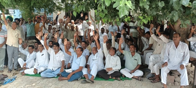 31 ढांड 01 सांकेतिक धरने पर जन स्वास्थ्य विभाग के खिलाफ नारेबाजी करते हुए कौल,चंदलाना के ग्रामी 31 ढांड 01 सांकेतिक धरने पर जन स्वास्थ्य विभाग के खिलाफ नारेबाजी करते हुए कौल,चंदलाना के ग्रामी