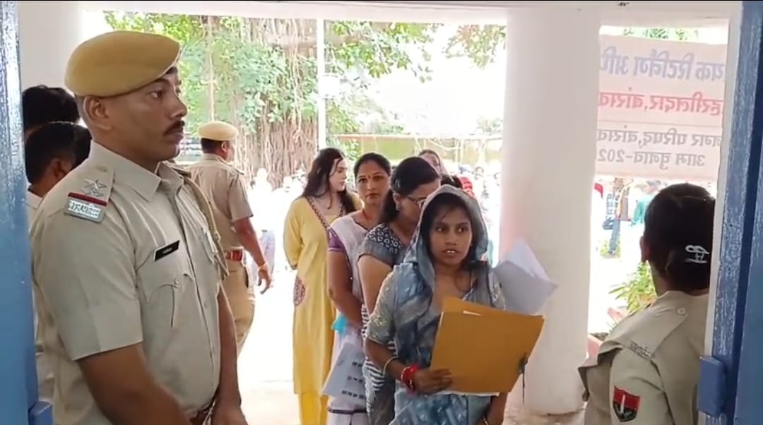 आरओ को नामांकन पत्र दाखिल करती युवा महिला उम्मीदवार।
