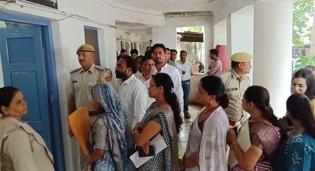 आरओ को नामांकन पत्र दाखिल करती युवा महिला उम्मीदवार।