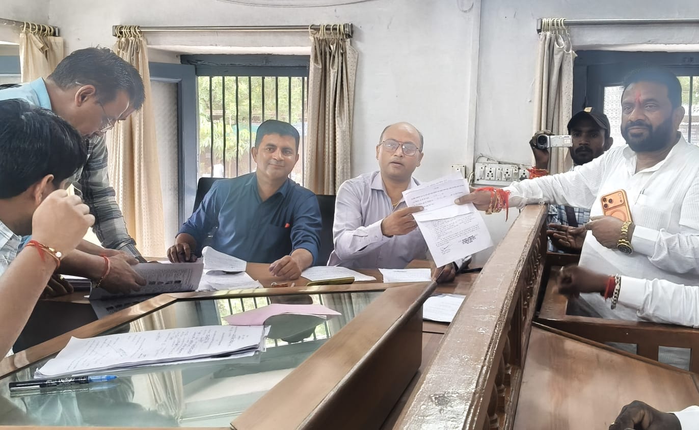 आरओ को नामांकन पत्र दाखिल करती युवा महिला उम्मीदवार।
