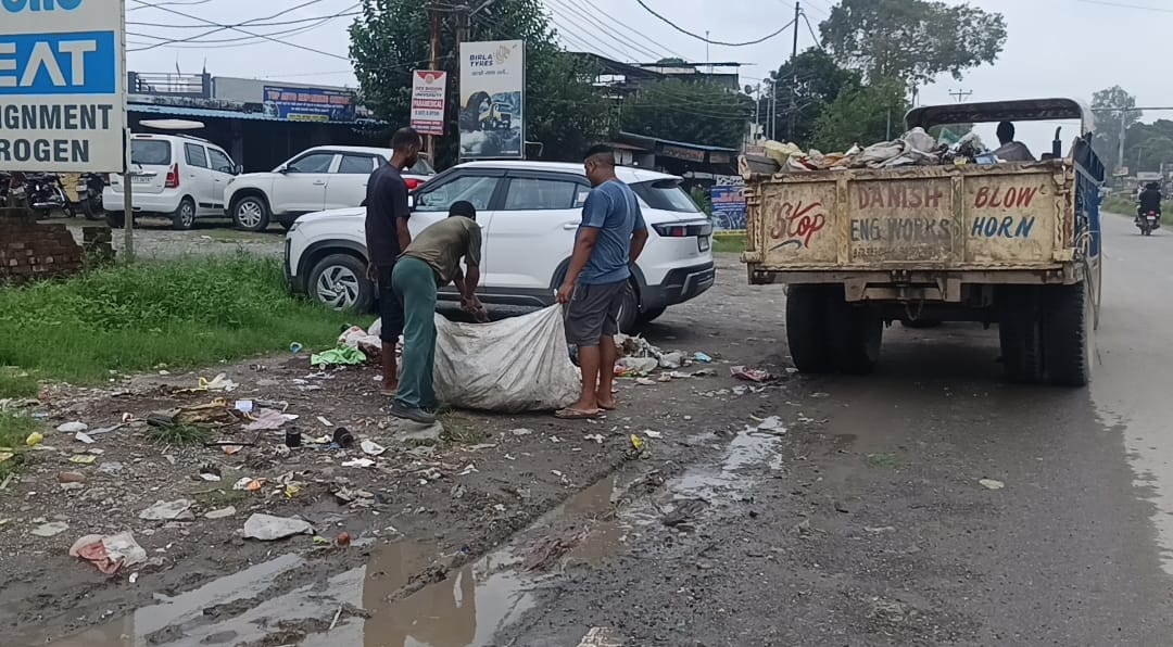 अमरकोट पंचायत घर के समीप जंगल के साथ लगते मार्ग पर फेंकी जा रही गंदगी। संवाद अमरकोट पंचायत घर के समीप जंगल के साथ लगते मार्ग पर फेंकी जा रही गंदगी। संवाद
